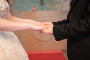 手をつなぐ新郎新婦