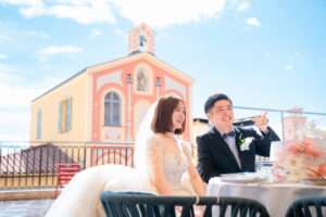 礼拝堂をバックに話をする新郎新婦