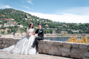 ヴィルフランシュ＝シュル＝メールの景色を前に微笑むカップル