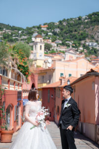 パステルの美しい南仏の景色と新郎新婦