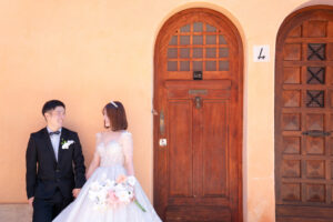 パステルの壁とかわいい扉　微笑む新郎新婦