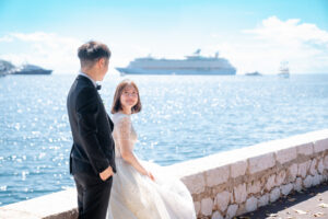 キラキラと煌めく南仏の海と新郎新婦