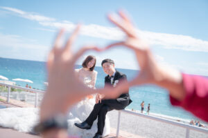 ハートの手の中に納まるカップル