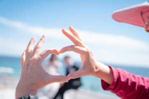 手でハートの形を作る女性