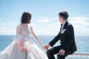 海を見るカップル