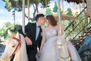 メリーゴーランドで鼻を寄せ合うカップル