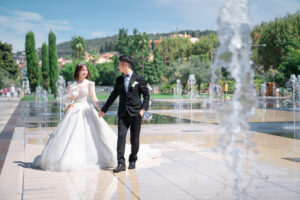 水の鏡を歩く新郎新婦