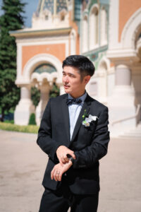 ロシア正教会前でポーズする新郎