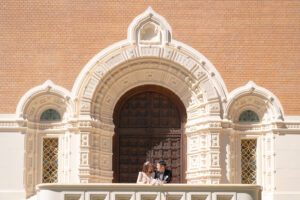 ロシア正教会の扉で見つめあうカップル