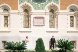 ロシア正教会の美しい壁とカップル