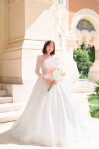 ロシア正教会の前でポーズする新婦