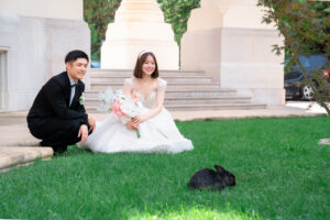 ウサギを見つめて話す新郎新婦