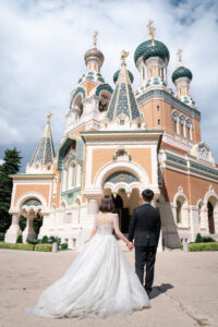 ロシア正教会へ向かって歩く新郎新婦の後ろ姿