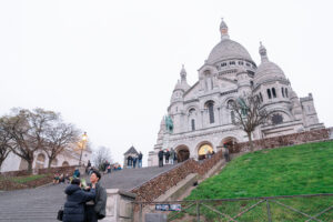 パリ サクレクールの前で準備をするカップル