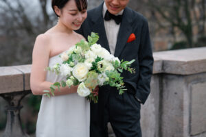 ブーケを見つめるカップル