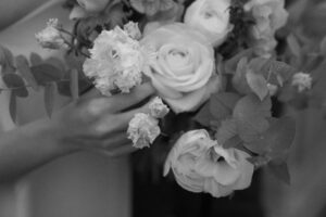 ブーケを触る新婦の手元