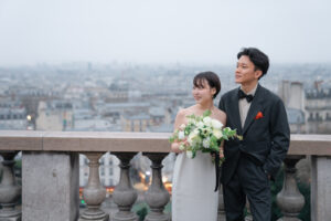 パリ モンマルトルの丘から見えるパリの街並みを眺めるカップル