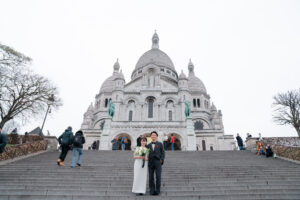サクレクールの前で寄り添いあうカップル