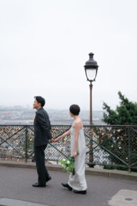 モンマルトルの丘を手をつないで歩くカップル