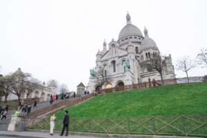 サクレクールの前で歩くカップル