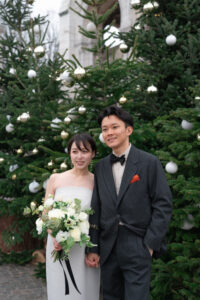 クリスマスツリーの前に立つカップル