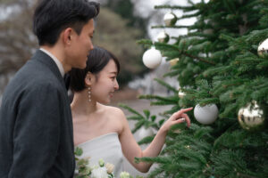 クリスマスツリーを眺めるカップル
