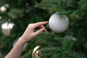 クリスマスツリーの飾りを触る新婦の手元