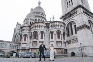 サクレクールの前で手をつないで歩くカップル