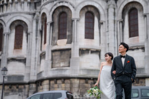 パリの景色を楽しみながら歩くカップル