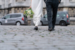 石畳の道を歩くカップルの足元