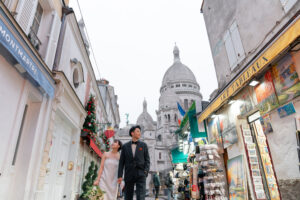 モンマルトルのお土産店を楽しむカップル