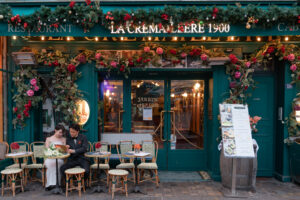 パリのカフェで注文を選ぶカップル