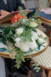 パリのカフェのテーブルの上に置かれたウェディングブーケ