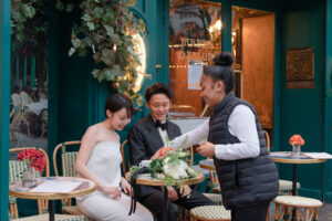 パリのカフェ 飲み物をサーブされるカップル