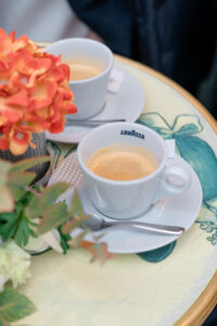 パリのカフェ テーブルの上に置かれたコーヒー