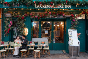 パリのカフェで微笑みあう新郎新婦 ウェディングフォト