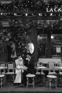 パリのカフェテラスで温かい飲み物を飲むカップル