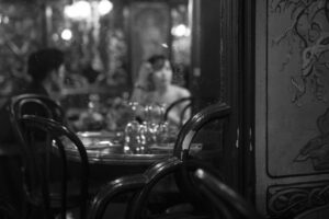 アールヌーヴォーの内装のカフェの鏡 ぼやけるカップル