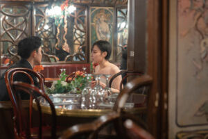 アールヌーヴォーの内装のカフェの鏡に映るカップル