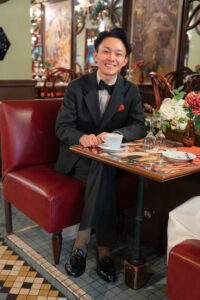 カフェで微笑む新郎