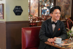 カフェで微笑む新郎