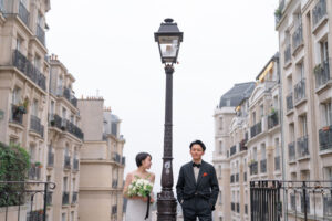 モンマルトルの街並みとカップル