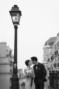 パリの街並みの中でロマンチックな雰囲気のカップル