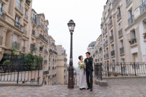 ロマンチックな雰囲気の後の写真で照れているカップル