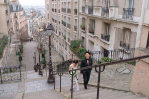 モンマルトルの階段を上るカップル