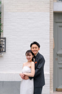 ヨーロッパのアパルトマンの前でハグをするカップル