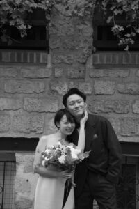 石造りの建物の前で微笑むカップル