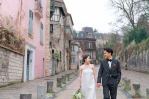 モンマルトルの坂道を楽しく歩くカップル