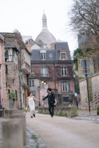 モンマルトルの坂道を駆け降りるカップル