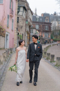 モンマルトルの坂を見つめあいながら歩いていくカップル